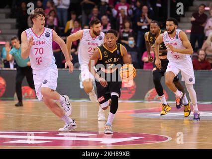 Bonn, Allemagne. 23rd novembre 2022. Basketball Champions League, groupe B, Telekom paniers Bonn vs AEK Athènes, Finn Delany (Bonn), Tim Frazier (Athen) crédit: Juergen Schwarz/Alay Live News Banque D'Images