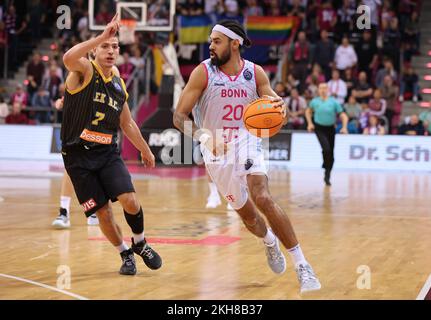 Bonn, Allemagne. 23rd novembre 2022. Basketball Champions League, groupe B, Telekom paniers Bonn vs AEK Athènes, Dimitris Flionis (Athen), Jeremy Morgan (Bonn) crédit: Juergen Schwarz/Alay Live News Banque D'Images