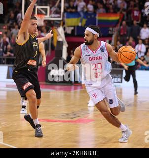 Bonn, Allemagne. 23rd novembre 2022. Basketball Champions League, groupe B, Telekom paniers Bonn vs AEK Athènes, Dimitris Flionis (Athen), Jeremy Morgan (Bonn) crédit: Juergen Schwarz/Alay Live News Banque D'Images