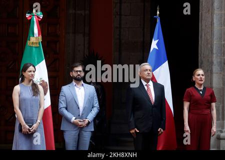 23 novembre 2022, Mexico, Mexique : Le Président du Mexique, Andrés Manuel López Obrador, accompagné de son épouse Beatriz Gutierrez Mueller et du Président du Chili, Gabriel Boric, accompagné de sa femme Irina Karamanos, lors de la cérémonie d'accueil dans le cadre de la visite de travail de Gabriel Boric au Palais national au Mexique. Sur 23 novembre 2022 à Mexico, Mexique (photo par Luis Barron / Groupe Eyepix). Banque D'Images