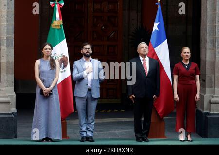 23 novembre 2022, Mexico, Mexique : Le Président du Mexique, Andrés Manuel López Obrador, accompagné de son épouse Beatriz Gutierrez Mueller et du Président du Chili, Gabriel Boric, accompagné de sa femme Irina Karamanos, lors de la cérémonie d'accueil dans le cadre de la visite de travail de Gabriel Boric au Palais national au Mexique. Sur 23 novembre 2022 à Mexico, Mexique (photo par Luis Barron / Groupe Eyepix). Banque D'Images