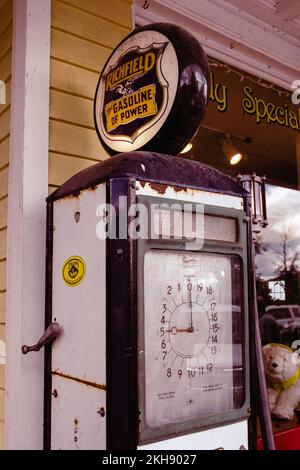 Une pompe à gaz vintage avec un globe de verre à North Conway, New Hampshire. Image capturée sur film analogique. Banque D'Images