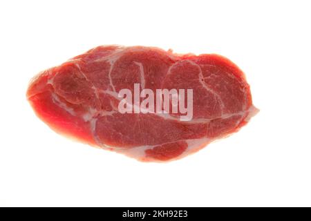 Morceaux de viande hachée gros plan sur fond blanc.produits de viande.viande biologique de ferme.nutrition de protéines. Morceau de porc cru Banque D'Images