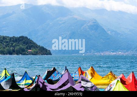 Kite surf et kites contre le lac et les montagnes, kite surf au lac de Côme. Concept de sport de voyage actif Banque D'Images
