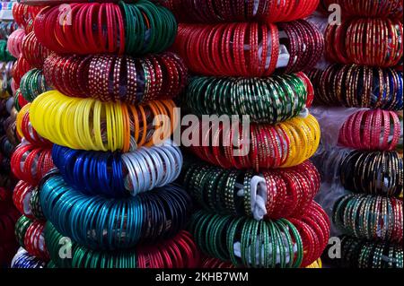 Des bracelets Rajasthani colorés sont vendus au célèbre marché de Sardar et à la tour de l'horloge Ghanta ghar à Jodhpur, Rajasthan, Inde. Banque D'Images