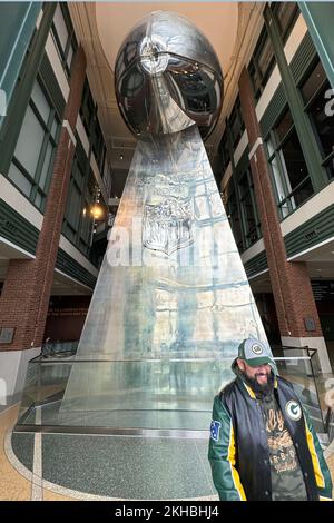 Une vue d'ensemble de la réplique de 50 pieds du trophée Vince Lombardi du Super Bowl à l'atrium lambeau Field du lambeau Field, le mercredi 16 novembre 2022, in Banque D'Images