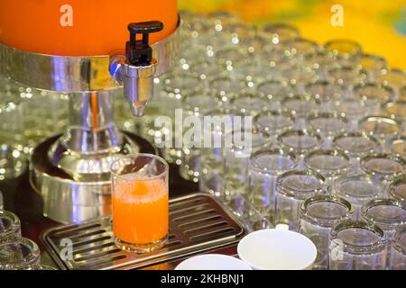 Beaucoup de verres avec jus d'orange sur fond de nourriture de table de buffet Banque D'Images