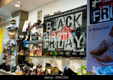 Barcelone, Espagne. 23rd novembre 2022. Une affiche du Vendredi fou vue dans une fenêtre de magasin de chaussures dans le centre-ville. Le Vendredi fou est la période du vendredi suivant Thanksgiving, qui est maintenant devenu l'un des événements de magasinage les plus importants dans le monde, avec des magasins offrant des ventes fortement promues à des prix réduits. Crédit : SOPA Images Limited/Alamy Live News Banque D'Images