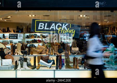 Barcelone, Espagne. 23rd novembre 2022. Une affiche du Vendredi fou vue dans une fenêtre de magasin de chaussures dans le centre-ville. Le Vendredi fou est la période du vendredi suivant Thanksgiving, qui est maintenant devenu l'un des événements de magasinage les plus importants dans le monde, avec des magasins offrant des ventes fortement promues à des prix réduits. Crédit : SOPA Images Limited/Alamy Live News Banque D'Images