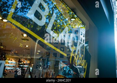 Barcelone, Espagne. 23rd novembre 2022. Une affiche du Vendredi fou vue dans une fenêtre du magasin dans le centre-ville. Le Vendredi fou est la période du vendredi suivant Thanksgiving, qui est maintenant devenu l'un des événements de magasinage les plus importants dans le monde, avec des magasins offrant des ventes fortement promues à des prix réduits. Crédit : SOPA Images Limited/Alamy Live News Banque D'Images