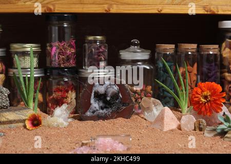 Pierres de chakra avec plantes d'Aloe Vera et Cones d'Encens sur le sable rouge australien Banque D'Images