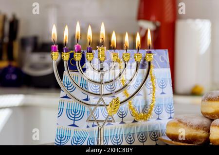 Hanukkah célébration Judaïsme tradition symboles vacances éclairage des bougies de la manoukkiah menorah Banque D'Images