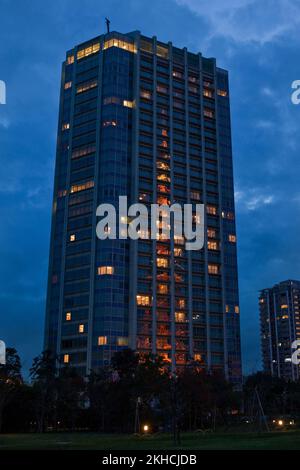 La tour de Tokyo se reflète dans les fenêtres du bâtiment voisin à la tombée de la nuit à Tokyo, au Japon Banque D'Images