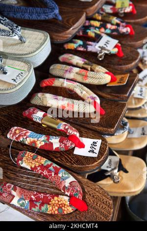 Pantoufles traditionnelles Geta à vendre à Nakanobu, Tokyo, Japon Banque D'Images
