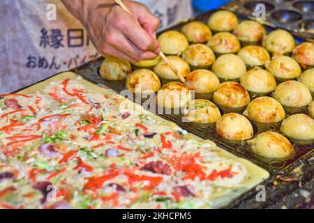 Faire tourner le takoyaki au grill lors d'un festival à Asakusa, Tokyo, Japon Banque D'Images