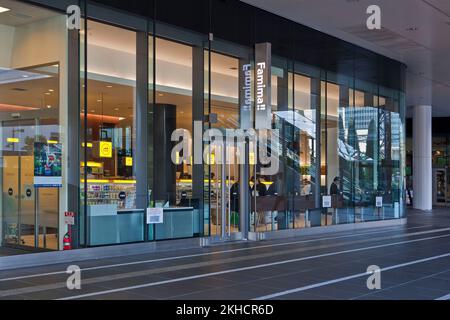 Magasin de proximité haut de gamme dans le hall du bâtiment Osaki Tokyo Japon Banque D'Images