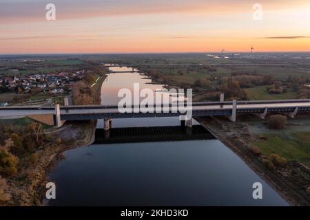 Coucher de soleil à la jonction de la voie navigable de Magdeburg, le canal Mittelland mène dans le pont traversant au-dessus d'Elbe, le plus long pont de canal en Europe, Hohenwarthe, Saxe-Anha Banque D'Images