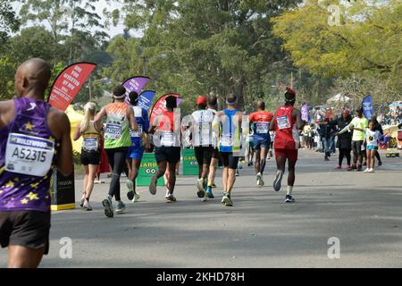 Groupe de coureurs, concurrents en course 95th camarades Marathon 2022, compétition sportive internationale d'athlétisme, Durban, Afrique du Sud, défi d'endurance, course Banque D'Images