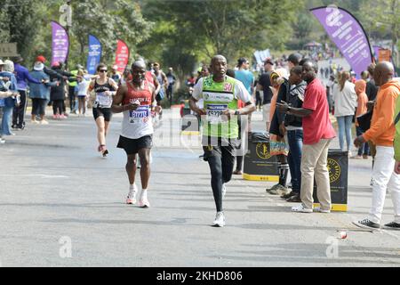 S'adapte aux coureurs dans l'athlétisme sur route, course à pied, spectateurs, 95th camarades Marathon 2022, ultime course humaine, défi d'endurance, Durban, Afrique du Sud Banque D'Images