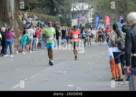 Acclamations de foules, soutien aux spectateurs, course à pied des athlètes, Marathon 95th des camarades 2022, Durban, Afrique du Sud, événement sportif dramatique, défi d'endurance Banque D'Images