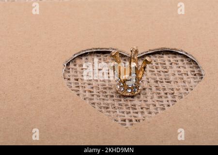 Vu à travers la couronne coupe en forme de coeur en carton Banque D'Images