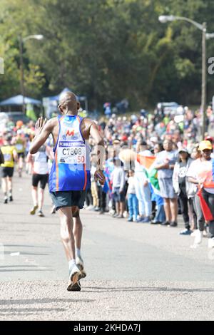 Homme adulte courant, événement sportif, 95th camarades Marathon 2022, vue arrière, Durban, Afrique du Sud, motion blur, contient les logos, la course d'endurance du candidat Banque D'Images