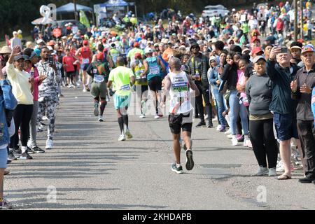 Foule, les gens qui regardent des concurrents en course, 95th camarades Marathon 2022, Hillcrest, Durban, Afrique du Sud, contient des logos, événement sportif mondial, endurance Banque D'Images