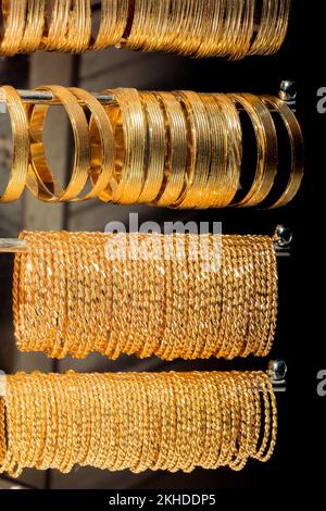 Afficher la boutique de dizaines de bracelets et bracelets d'or Banque D'Images