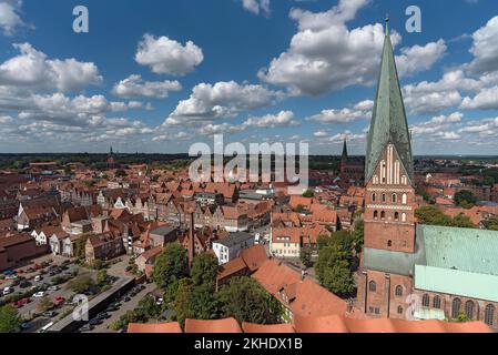 Vue sur la rue historique Eglise de Jean de l'ancien château d'eau, Lüneburg, Basse-Saxe, Allemagne, Europe Banque D'Images