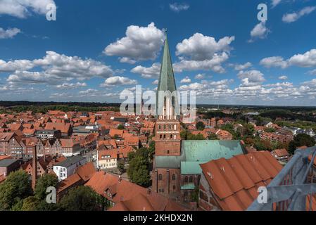 Vue sur la rue historique Eglise de Jean de l'ancien château d'eau, Lüneburg, Basse-Saxe, Allemagne, Europe Banque D'Images