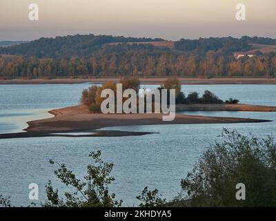 Île dans le Zalew Paczkowski, un lac intérieur dans le Powiat Nyski dans la Voïvodeship polonaise d'Opole, Reichenstein, Z?oty Stok, Basse-Silésie, Pologne Banque D'Images