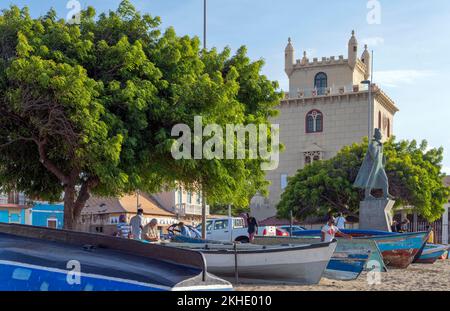 Torre et bateaux de pêche Sao Vicente Mindelo Cap-Vert Banque D'Images