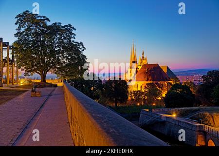 Vue sur la ville avec l'église Severi et la cathédrale d'Erfurt à l'aube, la Citadelle de Petersberg, Erfurt, Thuringe, Allemagne, Europe Banque D'Images