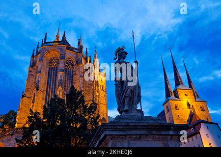 Cathédrale d'Erfurt et église Severi avec la fontaine Minerva en soirée, Domplatz, Erfurt, Thuringe, Allemagne, Europe Banque D'Images