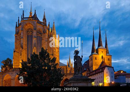 Cathédrale d'Erfurt et église Severi avec la fontaine Minerva en soirée, Domplatz, Erfurt, Thuringe, Allemagne, Europe Banque D'Images