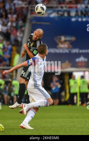 Moscou, Russie - 16 juin 2018. Javier Mascherano et Gylfi Sigurdsson, le milieu de terrain de l'équipe nationale Argentine de football, au cours de la FIFA Banque D'Images