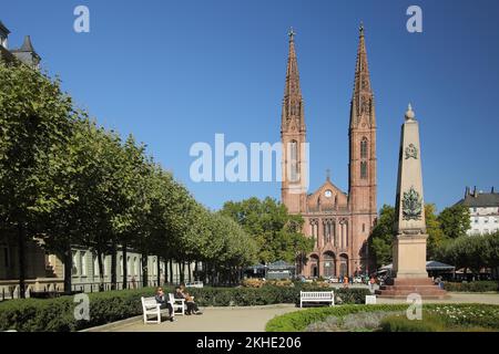 Luisenplatz avec Waterloo Obélisque et St. L'église de Boniface, à Wiesbaden, Hesse, Allemagne, Europe Banque D'Images