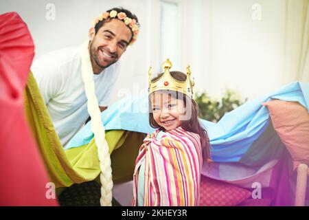 Shes daddys petite princesse. Une jolie petite fille habillée comme princesse tout en jouant à la maison avec son père. Banque D'Images