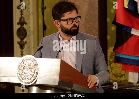 Mexico, Mexique. 23rd novembre 2022. Le Président du Chili, Gabriel Boric, parle lors d'une conférence d'information après une rencontre avec le Président mexicain Lopez Obrador dans le cadre de leur visite de travail au Mexique, au Palais national . Sur 23 novembre 2022 à Mexico, Mexique. (Credit image: © Luis Barron/eyepix via ZUMA Press Wire) Credit: ZUMA Press, Inc./Alamy Live News Banque D'Images