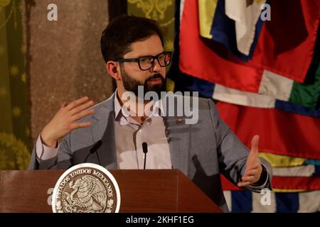 Mexico, Mexique. 23rd novembre 2022. Le Président du Chili, Gabriel Boric, parle lors d'une conférence d'information après une rencontre avec le Président mexicain Lopez Obrador dans le cadre de leur visite de travail au Mexique, au Palais national . Sur 23 novembre 2022 à Mexico, Mexique. (Credit image: © Luis Barron/eyepix via ZUMA Press Wire) Credit: ZUMA Press, Inc./Alamy Live News Banque D'Images