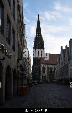 Détail architectural du Prinzipalmarkt, marché historique principal de la ville en Rhénanie-du-Nord-Westphalie. En arrière-plan, l'église Saint-Lambert Banque D'Images