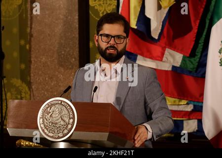 Mexico, Mexique. 23rd novembre 2022. Le Président du Chili, Gabriel Boric, parle lors d'une conférence d'information après une rencontre avec le Président mexicain Lopez Obrador dans le cadre de leur visite de travail au Mexique, au Palais national . Sur 23 novembre 2022 à Mexico, Mexique. (Credit image: © Luis Barron/eyepix via ZUMA Press Wire) Credit: ZUMA Press, Inc./Alamy Live News Banque D'Images