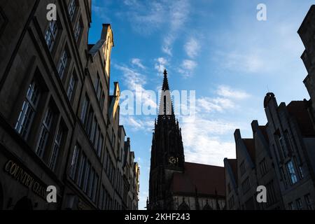 Détail architectural du Prinzipalmarkt, marché historique principal de la ville en Rhénanie-du-Nord-Westphalie. En arrière-plan, l'église Saint-Lambert Banque D'Images