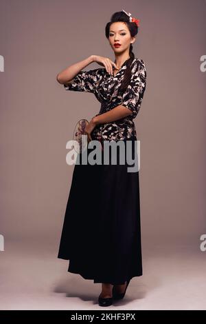 Fière de son héritage. Photo en studio d'une jeune femme attirante vêtue de vêtements asiatiques traditionnels. Banque D'Images