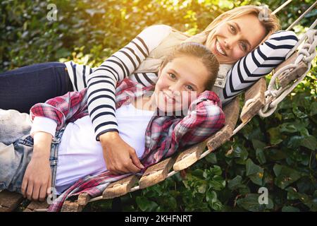 Notre temps ensemble est inestimable. Une mère et une fille qui se trouvent sur un hamac ensemble dans le jardin. Banque D'Images