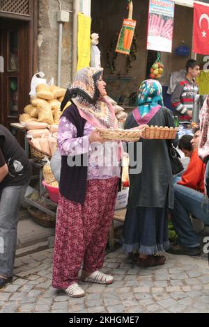 Femme en robe traditionnelle turque vendant des fruits secs, marché, Beypazari. Turquie Banque D'Images