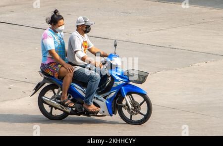 SAMUT PRAKAN, THAÏLANDE, MARS 02 2022, le couple roule en moto dans la rue. Banque D'Images