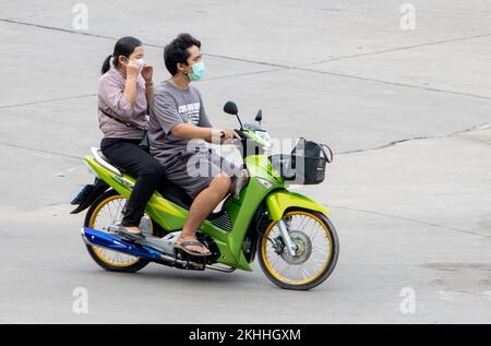 SAMUT PRAKAN, THAÏLANDE, MARS 02 2022, le couple roule en moto dans la rue. Banque D'Images