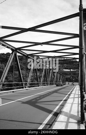 Photo en noir et blanc, photo monochrome de la structure et de la silhouette d'un pont à Pangandaran - Indonésie Banque D'Images