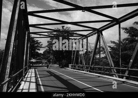 Photo en noir et blanc, photo monochrome de la structure et de la silhouette d'un pont à Pangandaran - Indonésie Banque D'Images